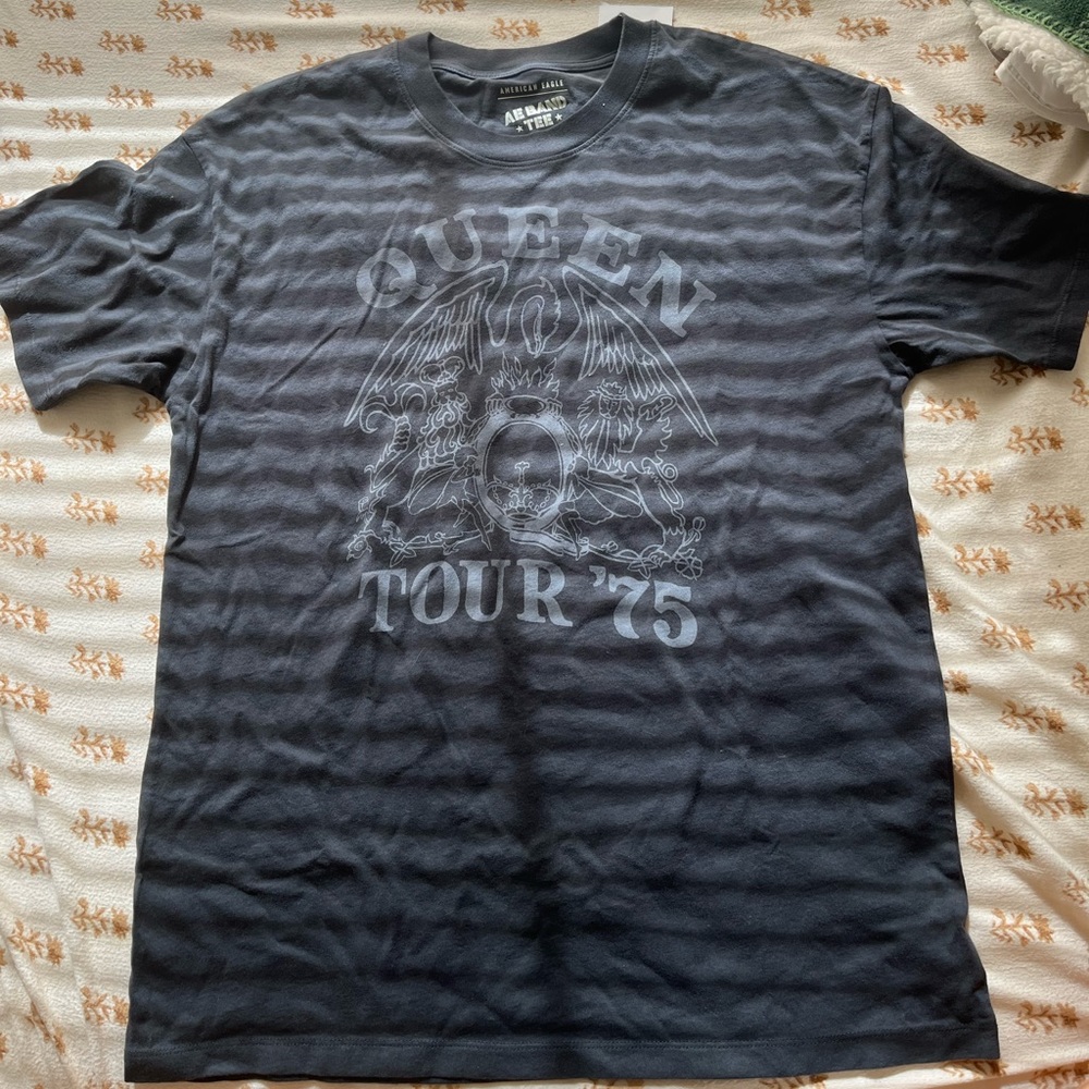 American Eagle Oversized Graphic Tee- Queen Tour ‘75